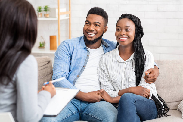 Conseiller et heureux couple afro-américain après une thérapie conjugale réussie
 - Photo, image