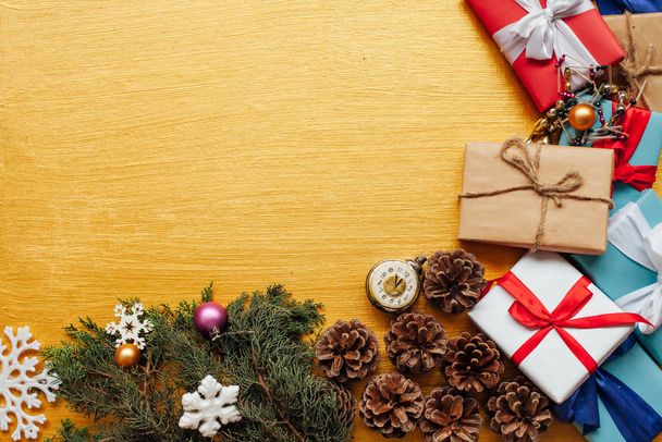 Weihnachtsgeschenke Dekor Neujahr Geschenke Weihnachtsbaum Spielzeug auf goldenem Hintergrund - Foto, Bild
