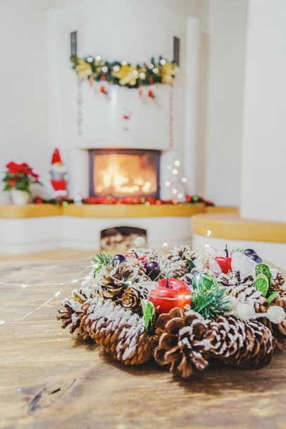 Χριστουγεννιάτικες διακοσμήσεις στο σαλόνι με τζάκι που καίγεται - Φωτογραφία, εικόνα