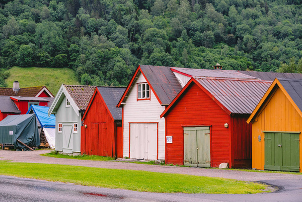 Vue de campagne des bâtiments en bois colorés. Boathouses en Norvège. Maisons de bateaux traditionnelles scandinaves. garage multicolore maisons en bois dans le village de pêcheurs norvégien côtier
 - Photo, image