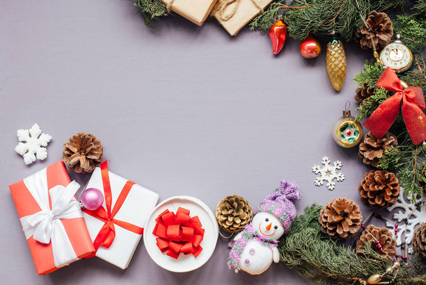 Regali di Natale decor nuovi regali anno giocattoli albero di Natale su uno sfondo viola
 - Foto, immagini