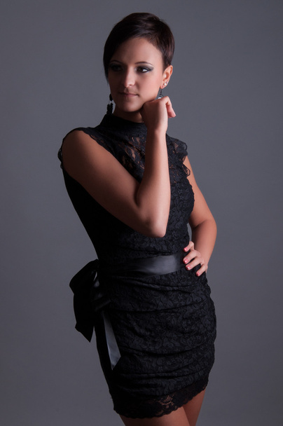 Hermosa mujer en un vestido de noche elegante negro
 - Foto, imagen