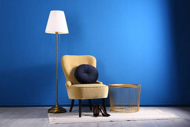 Cómodo sillón con cojín en el interior de la habitación con estilo
 - Foto, Imagen