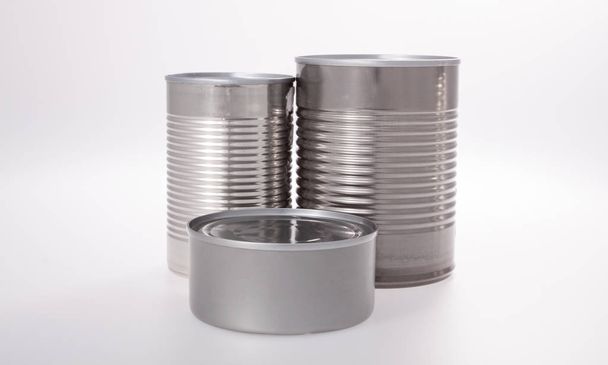 lata de aluminio sin etiqueta aislada en blanco
 - Foto, Imagen