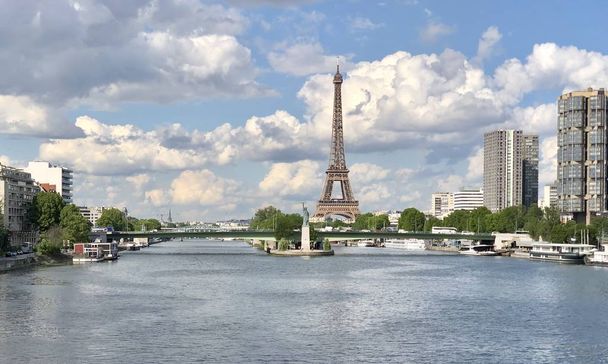 Torre Eiffel e Rio Sena
 - Foto, Imagem