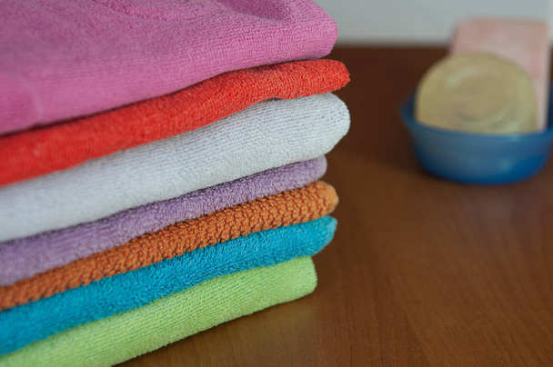 Serviettes colorées dans une pile et un savon
.  - Photo, image