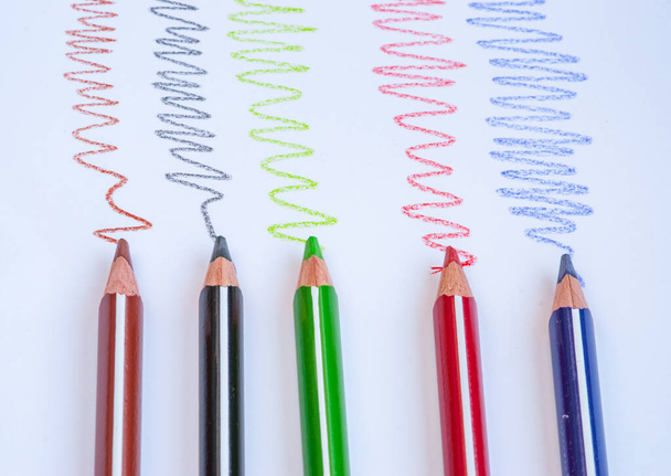 Crayons à dessin couleur et lignes courbes colorées sur un pa blanc
 - Photo, image