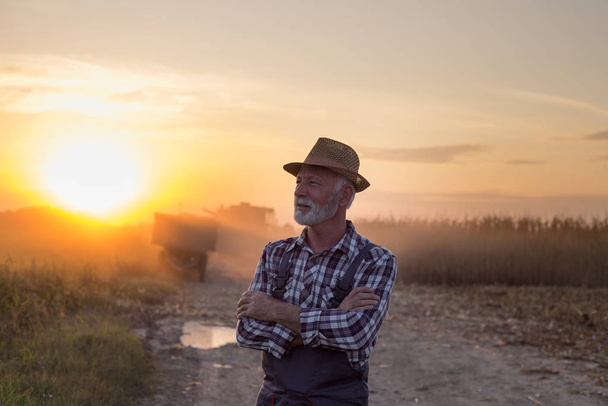 Portrait of farmer in front of combine harvester - Foto, Imagem