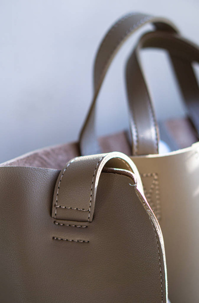 Détails du sac en cuir naturel faux beige, accessoires en cuir véritable
 - Photo, image
