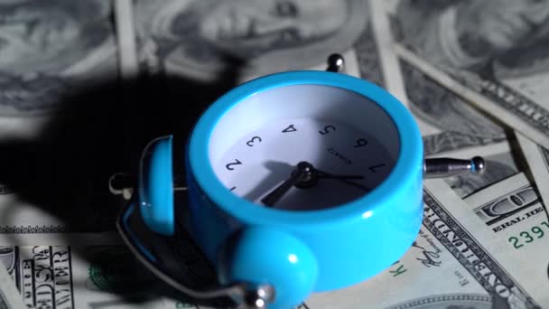 Reloj despertador gira con billetes de dólar
 - Imágenes, Vídeo