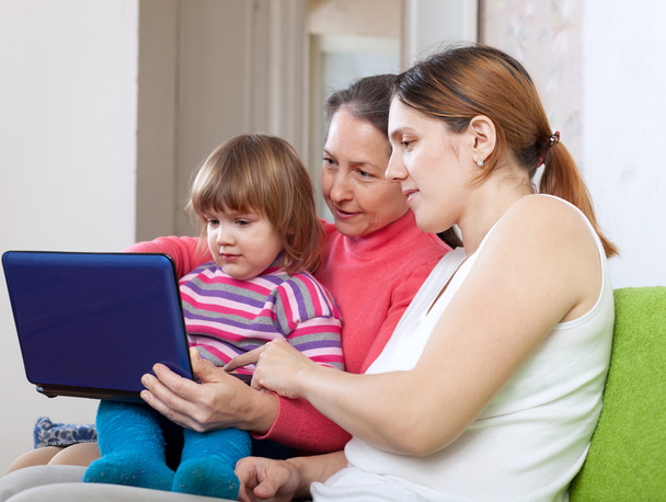 Frauen aus drei Generationen mit Laptop - Foto, Bild