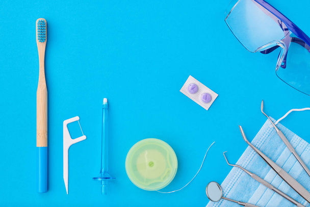 Οδοντιατρικά εργαλεία πάνω από μπλε προβολή φόντου - Φωτογραφία, εικόνα