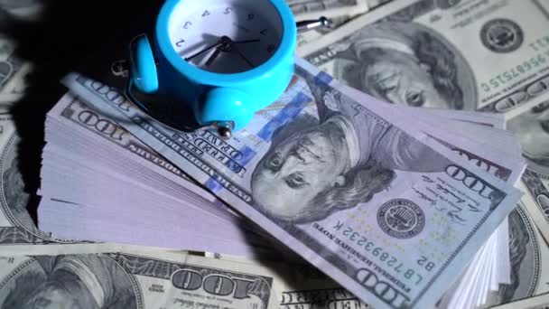 Ébresztőóra forog dollár bankjegyekkel - Felvétel, videó