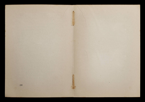 Антична книга розгорнута, що показує текстуровані сторінки
. - Фото, зображення