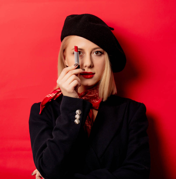 krásná francouzská žena v baretu s rtěnkou na červeném pozadí  - Fotografie, Obrázek