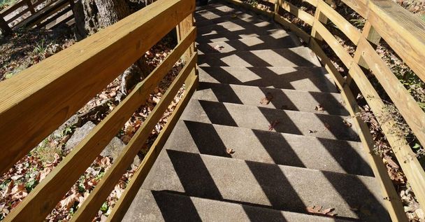Betontreppen mit der Sonne werfen Schatten auf die Stufen  - Foto, Bild