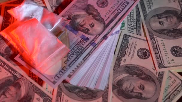 Billetes de dólar con drogas rotan sobre la mesa
 - Imágenes, Vídeo