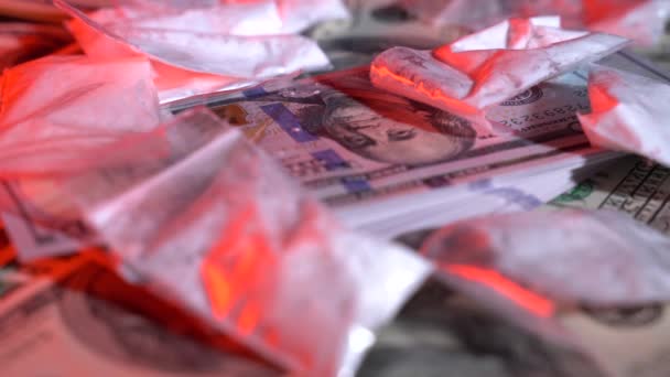 Dollarin setelit huumeiden pyörivät pöydällä
 - Materiaali, video