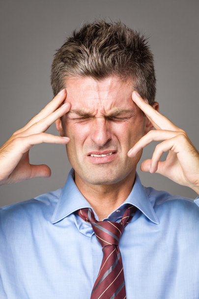 Mann leidet unter Kopfschmerzen - Foto, Bild