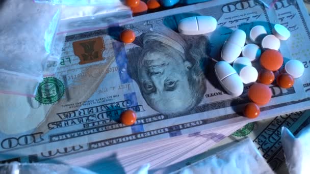 Dollarscheine mit Drogen rotieren auf dem Tisch - Filmmaterial, Video