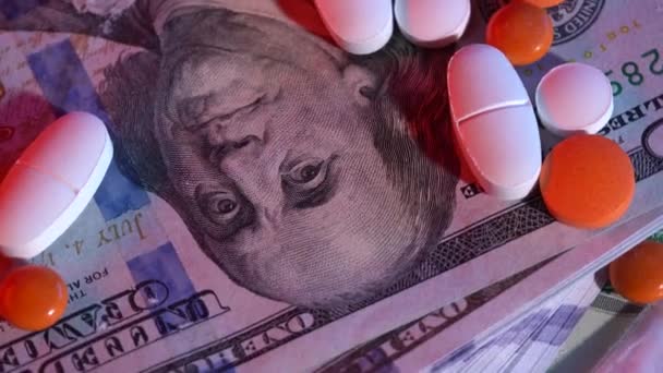 Billetes de dólar con drogas rotan sobre la mesa
 - Metraje, vídeo