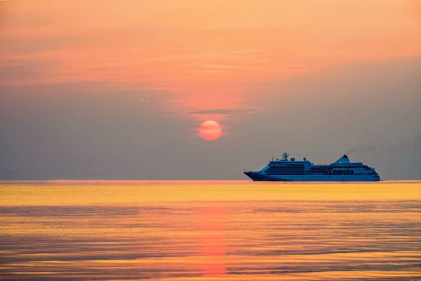 Ταξίδι με κρουαζιερόπλοια στον ωκεανό κατά το ηλιοβασίλεμα - Φωτογραφία, εικόνα