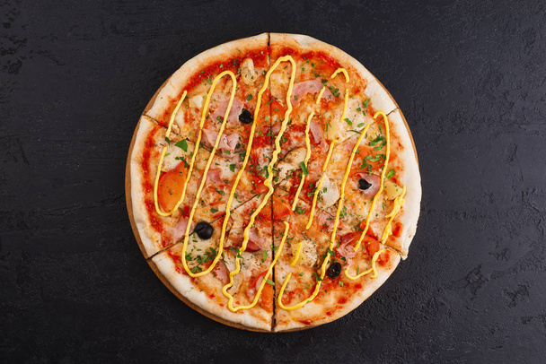 frissen készült pizza közelről  - Fotó, kép