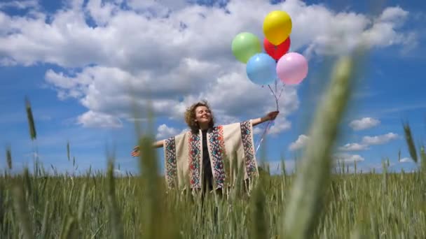 Vídeo motivacional inspirador con la mujer feliz en el campo celebración de globos
. - Metraje, vídeo