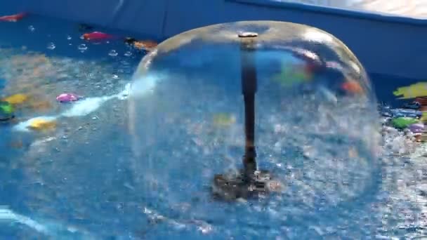 Fontäne in einem kleinen Pool. Wasserstrahlen in Form einer Kuppel im Springbrunnen. Spielzeug - Filmmaterial, Video