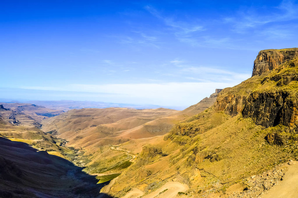 Vihreys Sani kulkevat sinisen taivaan lähellä kuningaskunnan Lesotho Sou
 - Valokuva, kuva