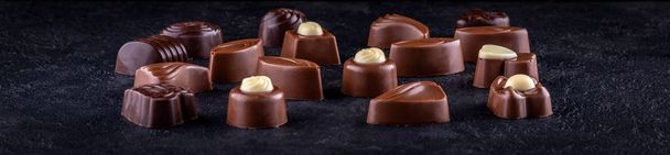 Pralinés de chocolate sobre fondo oscuro
 - Foto, imagen