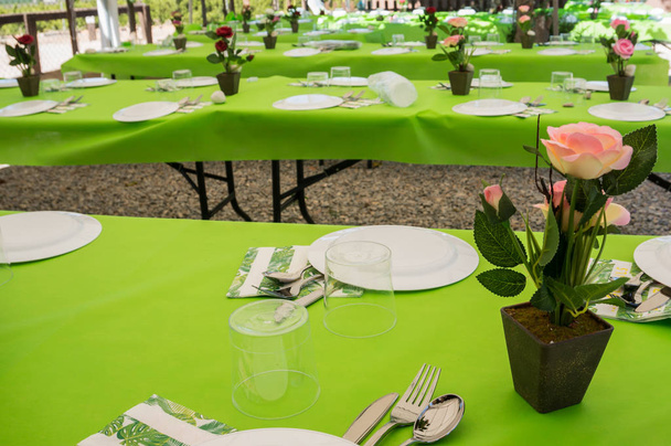 Stůl připraven na svatební oslavu v zahradě - Fotografie, Obrázek