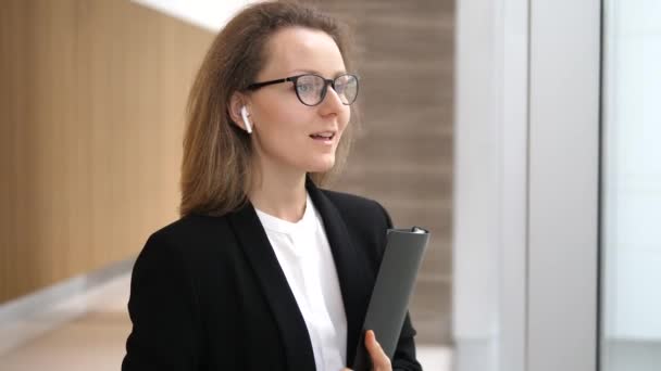 Business Woman In Wireless Earphones Talking On Cellphone - Záběry, video