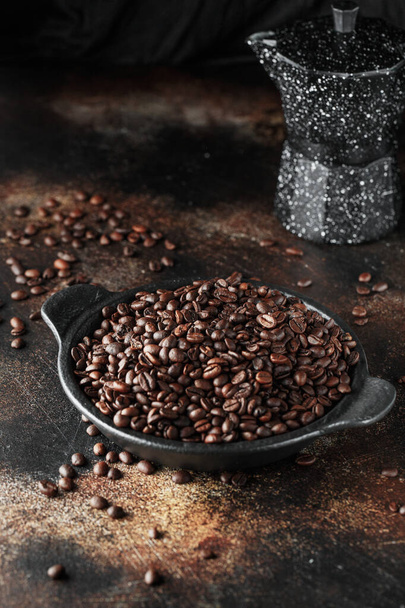 Студійний знімок чорних кавових зерен
. - Фото, зображення