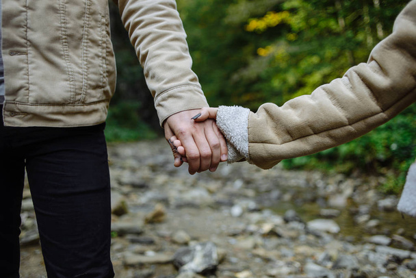 Two tourists hold hands, close-up - Fotoğraf, Görsel