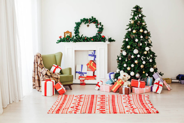 クリスマスツリーは、お正月の冬のために家でギフトの装飾 - 写真・画像