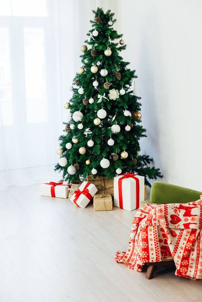zelený vánoční stromek s dárky v interiéru bílého pokoje Nový rok - Fotografie, Obrázek