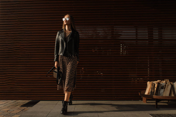 Street fashion. Beautiful young woman in sunglasses. glamorous,  - Foto, immagini