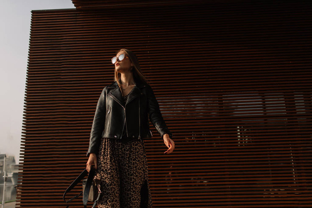 Street fashion. Beautiful young woman in sunglasses. glamorous,  - Foto, Imagem