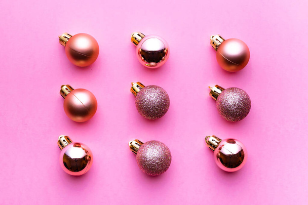 Рождественские шары украшения изолированы на розовом фоне. Рождественская модель. Плоский лежал. Концепция зимнего пузыря
 - Фото, изображение