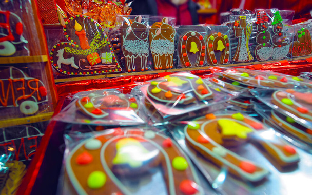 Ευρωπαϊκή Χριστουγεννιάτικη αγορά stall με παραδοσιακά κεράσματα αντανακλαστικά - Φωτογραφία, εικόνα