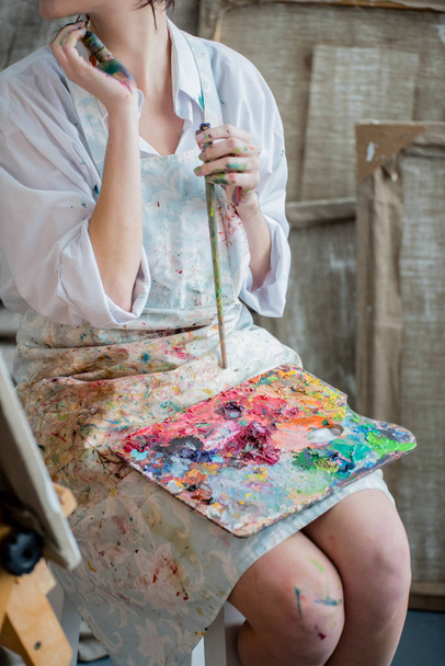 painter in her studio, close up - Valokuva, kuva