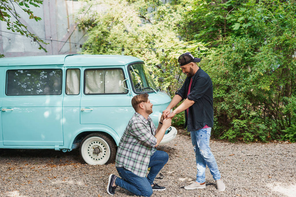 Man doing the proposal to his boyfriend - Foto, Bild