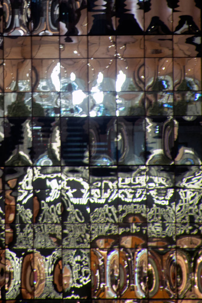 Fasada szklanej ściany nowoczesnego budynku z odbiciem budynku, wzoru lub tła w Bangkoku, Tajlandia.  - Zdjęcie, obraz