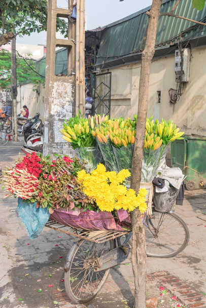 Kukka kauppoja pyörä tuoreen leikattu ruusu, krysanteemi ja vesi lilja putiikkeja
 - Valokuva, kuva