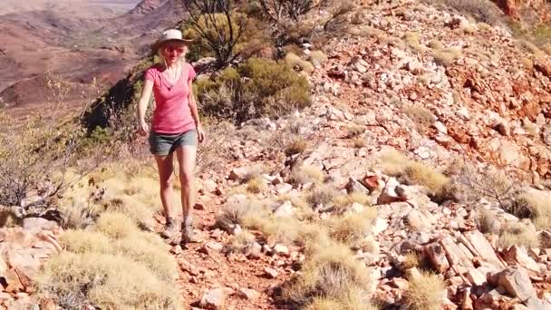Kobieta piesze wycieczki Ormiston Funt Walk - Materiał filmowy, wideo
