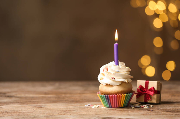 Syntymäpäivä cupcake kynttilä ja lahja laatikko puinen pöytä uudelleen
 - Valokuva, kuva