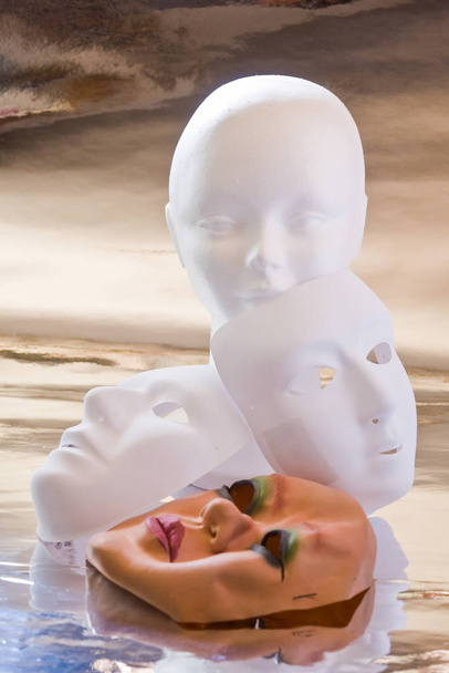 Белая голова манекена и маски
 - Фото, изображение