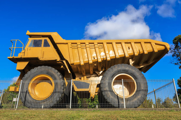 Egy 100 tonnás teherautó. Az ilyen túlméretezett szemétszállító kocsikat a bányászatban és a nehéz építőiparban használják. - Fotó, kép