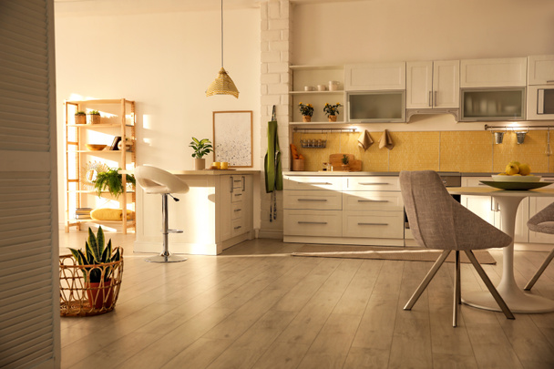 Moderni keittiö sisustus tyylikäs valkoinen huonekalut - Valokuva, kuva